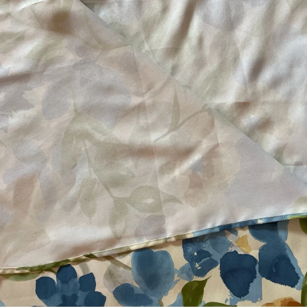 J, Queen New York Floral Patterned tablecloth 100’ x 60” rectangular